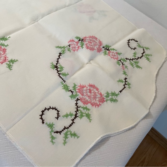 Floral Embroidered Table Runner. New. Vintage. Floral. Handmade - Picture 2 of 3